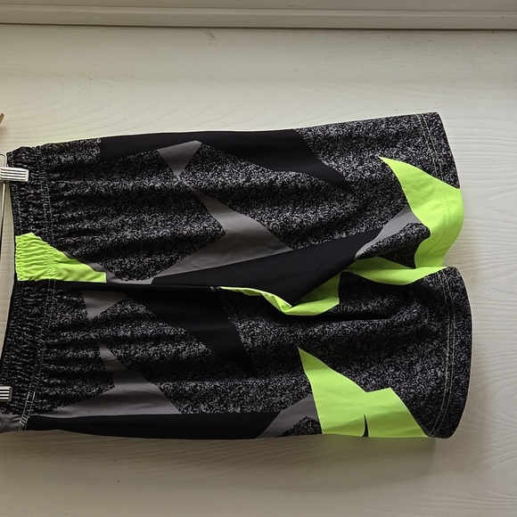 Nike | Dry Fit Black Green Shorts - Picture 4 of 9